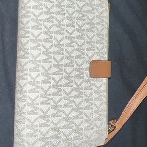 wallet, very spacious, super cute